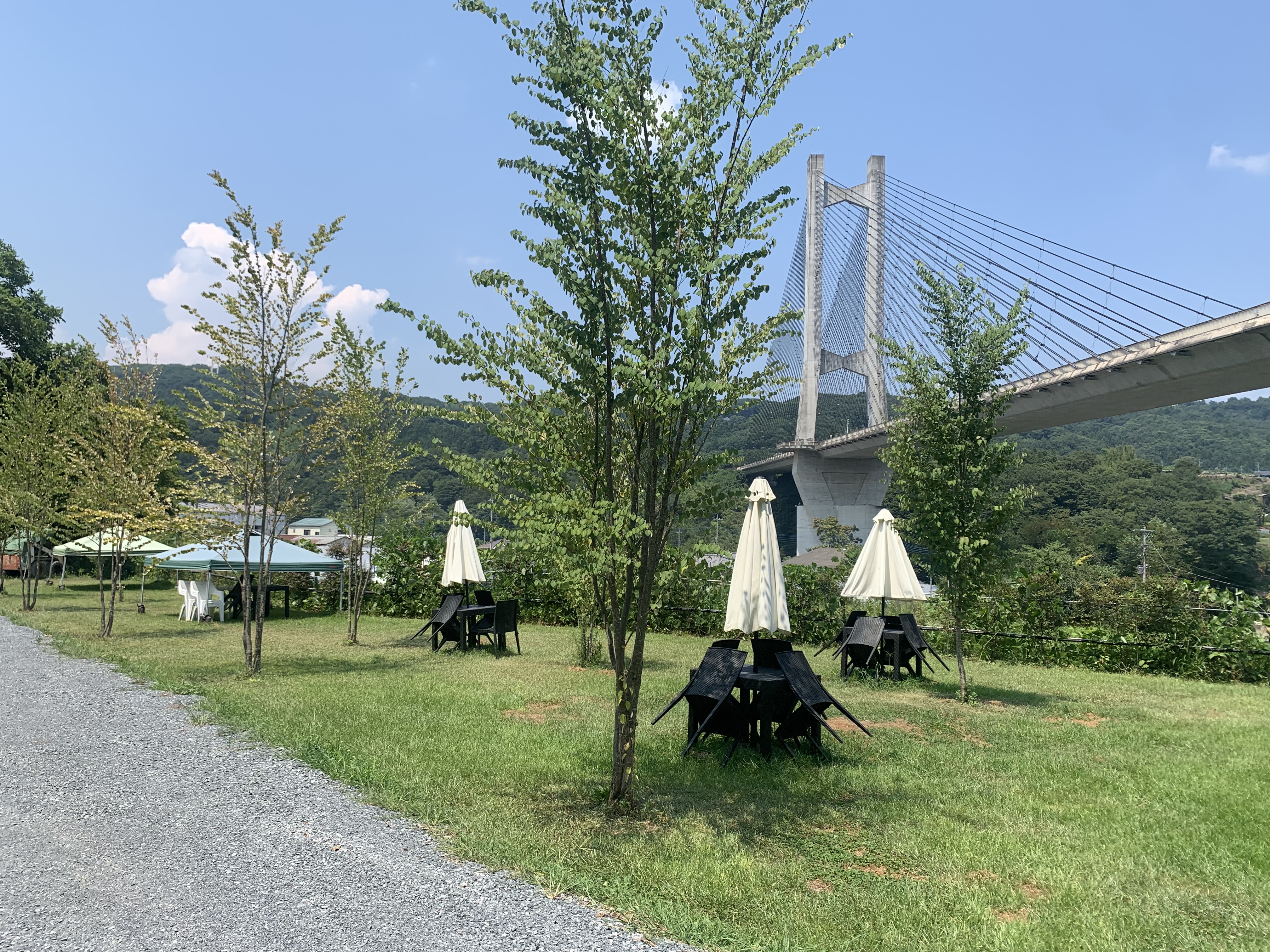 BBQサイトの写真 公園橋とBBQ用テントが映っています